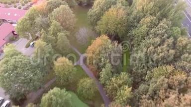 荷兰茨威因德雷赫特市公园秋树的彩色鸟瞰图